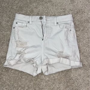 AMERICAN EAGLE “Curvy Hi Rise Shortie” in  Distressed White